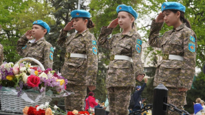 Школьники Алматы заступили на вахту у Вечного огня