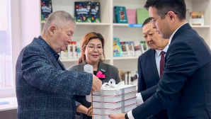 В Мангистау презентовали первую книгу Сабыра Айтуара в рамках проекта «Кітап-AMANAT»