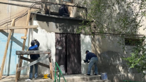 80-летие Победы: в Таразе военнослужащие отремонтировали фасад дома фронтовика