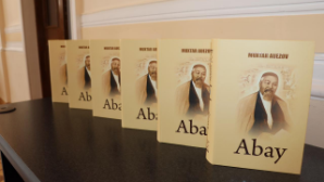 В Баку представили переиздание романа Мухтара Ауэзова об Абае на латинице