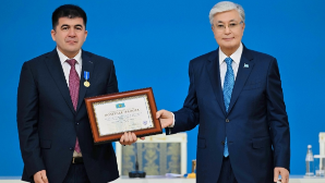 Президент Казахстана наградил посла дружбы АНК Акбара Асадулло