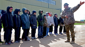 В полевом лагере школьники Астаны встретились с участниками парада Победы 