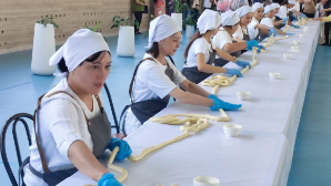 1704 метра: в Алматы установили рекорд на самую длинную лапшу