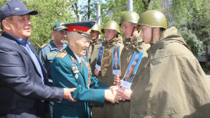 В Алматы гвардейцы поздравили 90-летнего ветерана тыла с юбилеем и Днем Победы