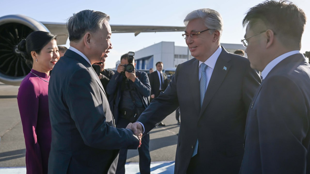 Токаев встретил Генсека КПВ То Лама