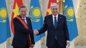 Токаев наградил То Лама орденом «Достық» I степени