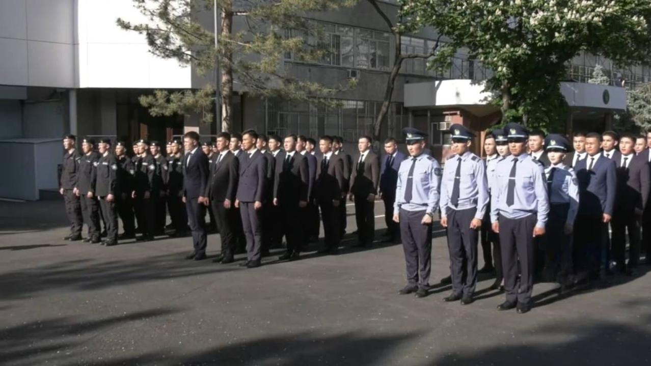 Первые офицерские погоны вручили молодым полицейским в Алматы
