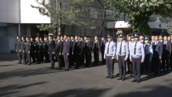 Первые офицерские погоны вручили молодым полицейским в Алматы