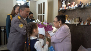 В Алматы военнослужащие поздравили Бибигуль Тулегенову с 80-летием Победы