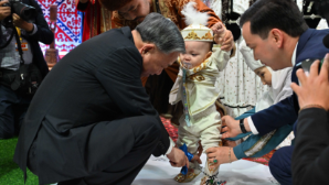 Генсек Компартии Вьетнама перерезал путы младенцу из Астаны