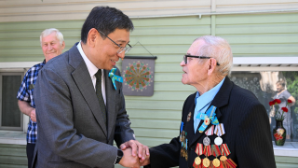 Аким Алматы поздравил ветеранов Великой Отечественной войны с Днем Победы