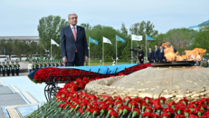 Токаев возложил цветы к монументу «Отан Ана»