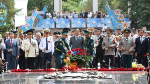 «Праздник со слезами на глазах»: десятки тысяч алматинцев отдали дань уважения героям войны