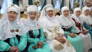 Сегодня в Казахстане отмечают День матери