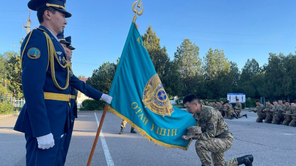 В Алматинском гарнизоне солдаты простились с Боевым знаменем