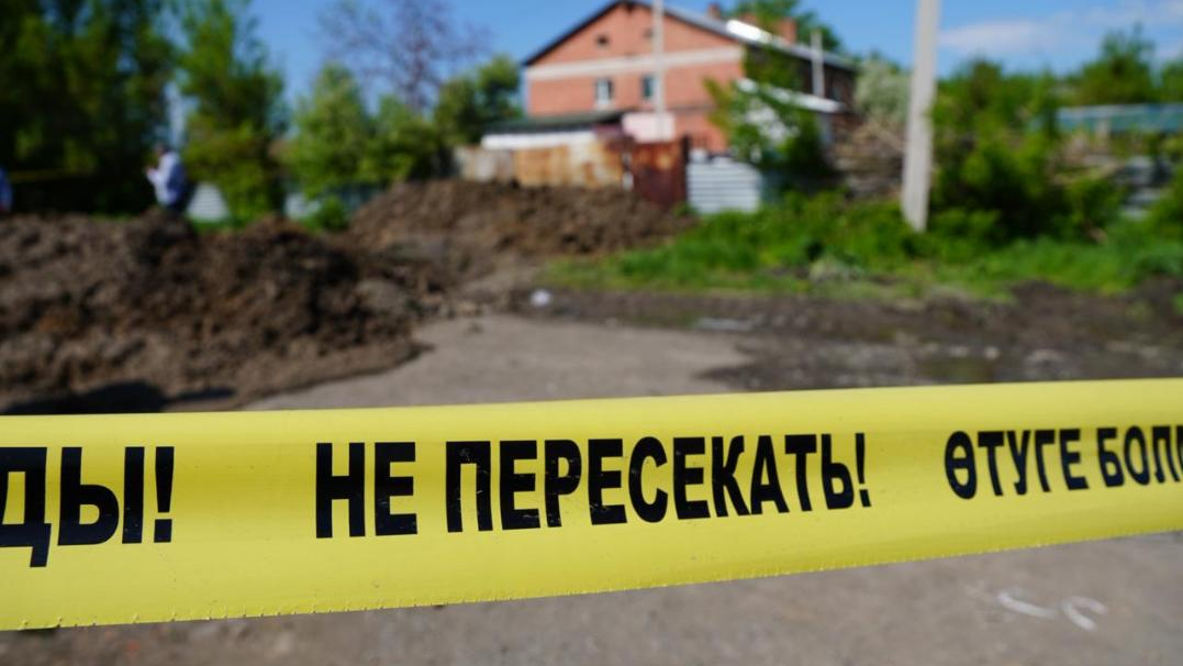 Двое рабочих погибли в результате обвала грунта в ВКО