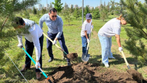 В Астане провели акцию по посадке деревьев ко Дню семьи 