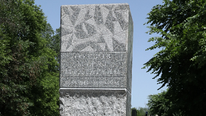 В Алматы установили памятник Мурату Ауэзову