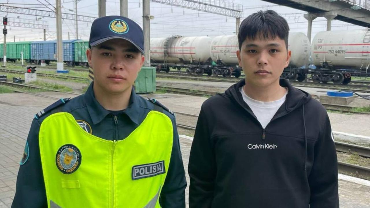 Транспортный полицейский и студент спасли мужчину на станции Костанай