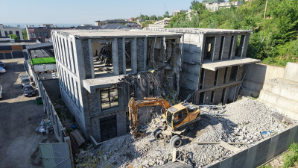 В Бостандыкском районе Алматы продолжается снос сразу двух незаконных объектов