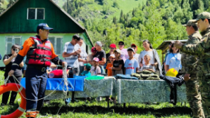 «Азбука безопасности»: казахстанские спасатели готовят детей к летнему отдыху