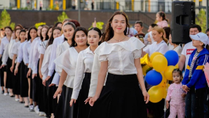 Первый выпускной провели в «Комфортной школе» в Астане