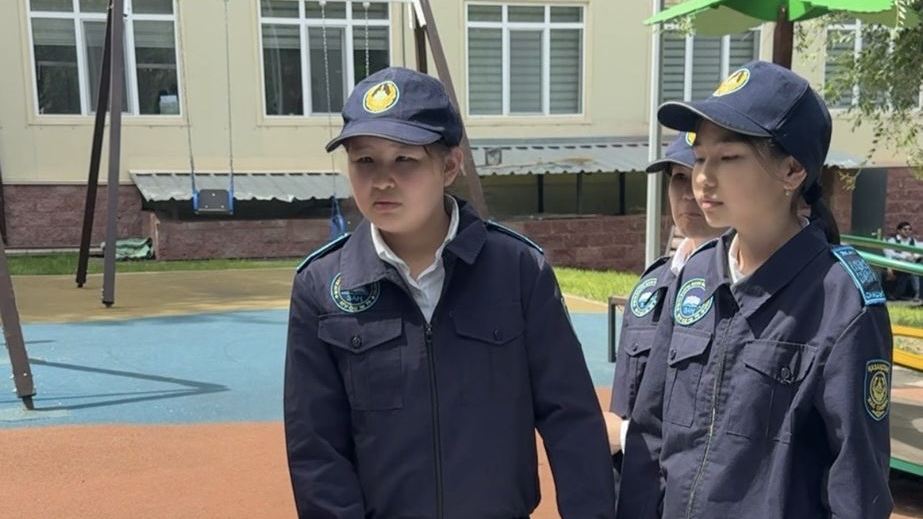 Алматинские школьники примерили полицейскую форму 