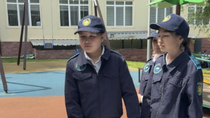Алматинские школьники примерили полицейскую форму 