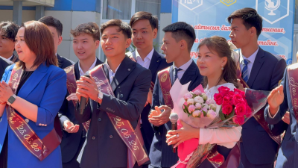 В школах Алматы прошли торжественные линейки для выпускников