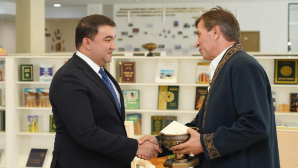 Аким Туркестанской области обсудил с режиссером Дворцевым съемки нового фильма