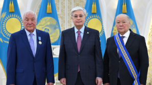 Токаев вручил госнаграды экс-министру и хирургу с золотыми руками