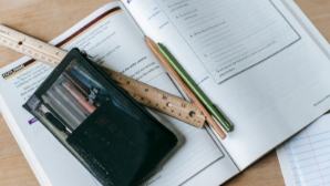 В Казахстане 26 абитуриентов отстранены за смартфоны и шпаргалки на ЕНТ 