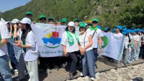 Школьники Алматы собрали 2,5 тонны мусора в горах Заилийского Алатау