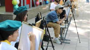 Как алматинские дети видят героев в касках и с огнетушителями