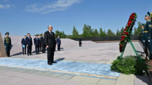 В День памяти жертв репрессий Токаев посетил мемориальный комплекс «АЛЖИР»