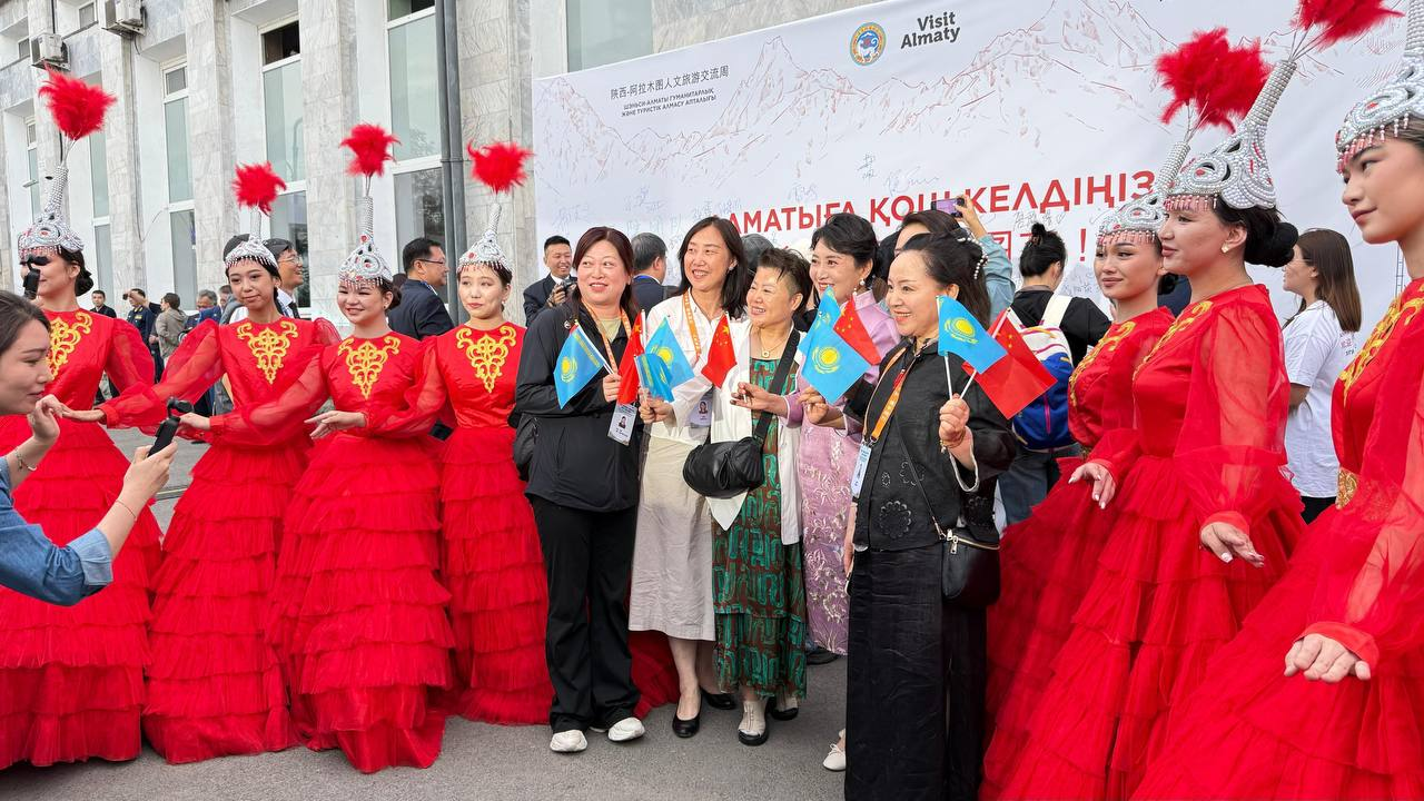 На станцию Алматы-2 прибыл первый международный туристический поезд из Китая