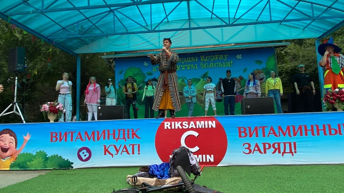 Сказочные герои поздравили детей с праздником в Family Park