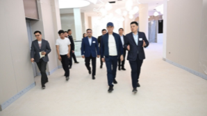 От дворов до театра: аким Алматы проверил, как меняется Ауэзовский район