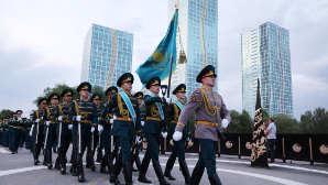 В Астане гвардейцы прошли торжественным шествием в честь Дня государственных символов