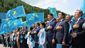 Церемония поднятия Государственного флага прошла в Алматы