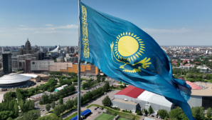 Президент Токаев принял участие в церемонии поднятия Государственного флага