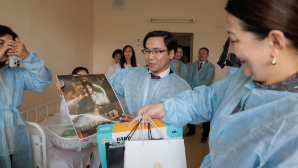 Родителям малышей, родившихся в День государственных символов, вручили подарки в Астане