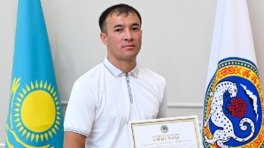В акимате Алматы наградили жителя города, спасшего людей от пожара