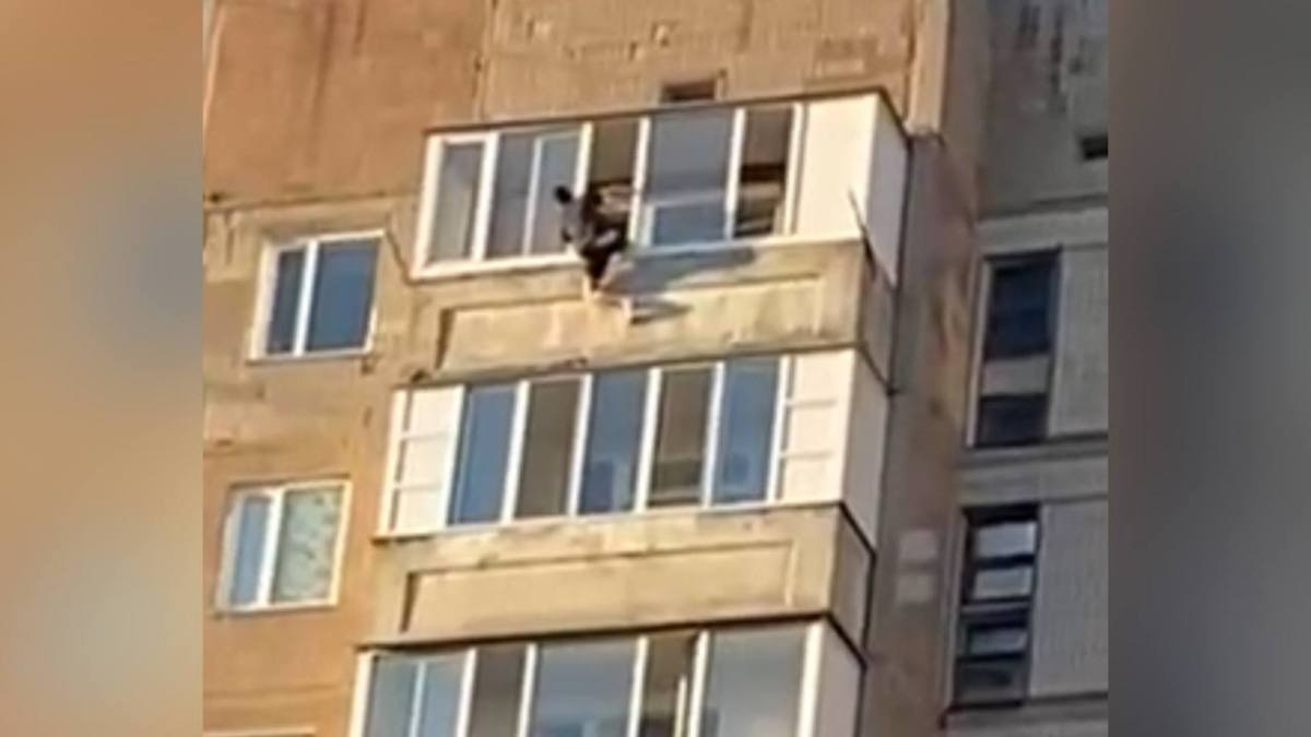 В Караганде мужчина пытался спрыгнуть с девятого этажа