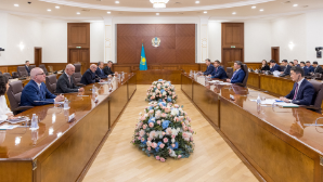 Бектенов обсудил с главой Roca Group Сантьяго де Гомар Рока строительство завода в Кызылординской области