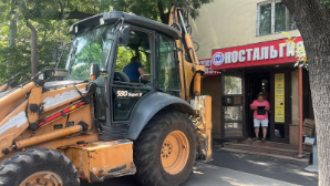 Сразу две пристройки к жилому дому сносят в центре Алматы 