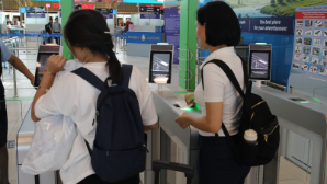 «Цветы были для спортсменок»: резонансное видео прокомментировали в аэропорту Алматы 