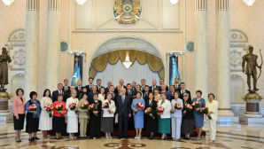 Токаев наградил большую группу медработников