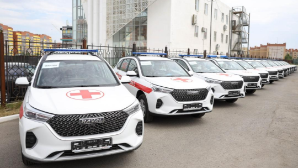 В Актобе медицинским организациям вручили автомобили, а врачам — ключи от квартир