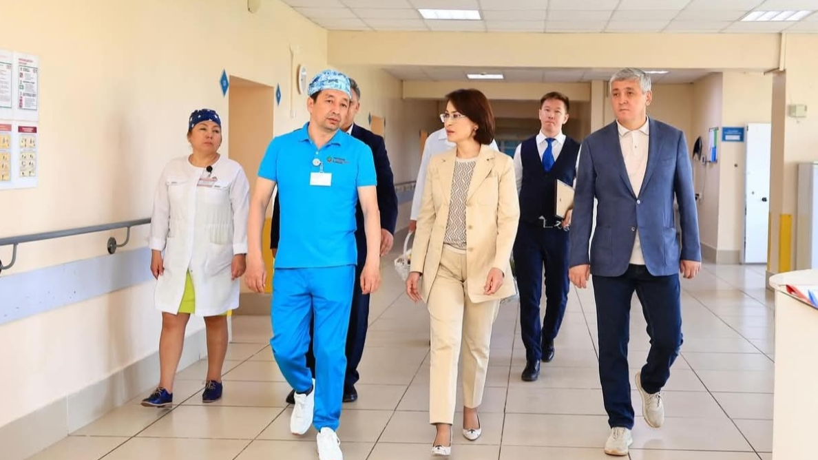 Акмарал Альназарова навестила избитых врачей в Караганде